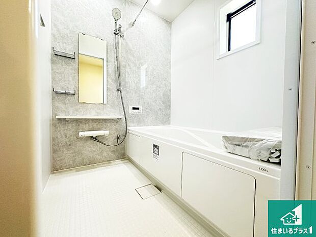 足をゆったり伸ばして寛げる浴槽です。窓が設けられていますので差し込む光が明るく穏やかな雰囲気にしてくれます♪浴室乾燥機も設置しているので、雨の日の洗濯物も安心です♪