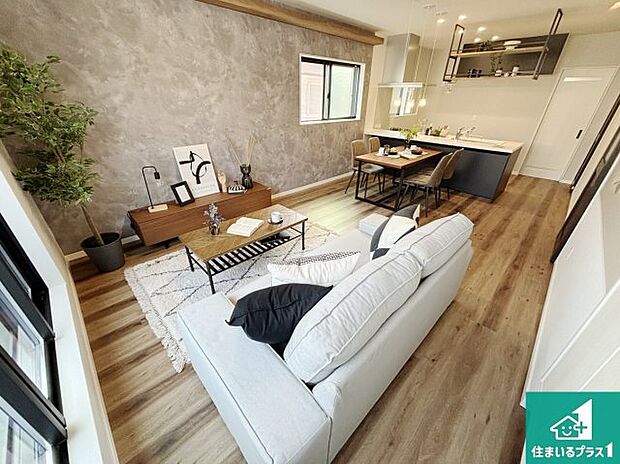 日当たり良好の明るいリビングで朝の目覚めもスッキリできそう!対面キッチンでご家族のコミュニケーションも自然と増える設計!小さなお子様が遊ぶスペースを作っても広々とくつろげるLDK!