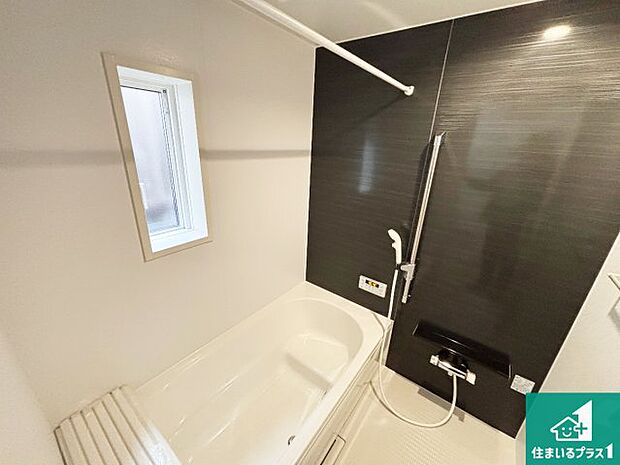 足をゆったり伸ばして寛げる浴槽です。窓が設けられていますので差し込む光が明るく穏やかな雰囲気にしてくれます♪浴室乾燥機も設置しているので、雨の日の洗濯物も安心です♪