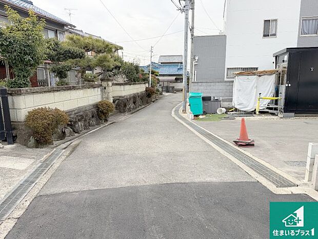 周辺は落ち着いた街並みの住宅地!子育てがしやすい住環境です!まだ未完成ですが、現地でしかわからない事もございます。是非一度ご覧ください。