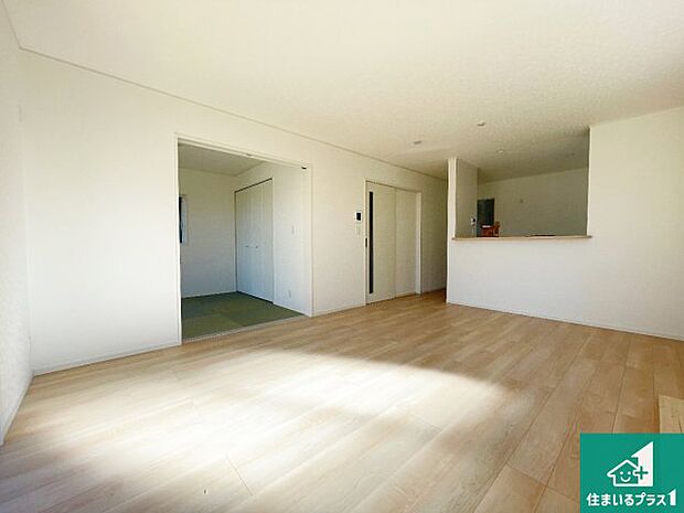 シンプルなリビングは、観葉植物等のインテリアを楽しめますね！パパ好みにも、ママ好みにも家具次第で雰囲気を変えることができます！