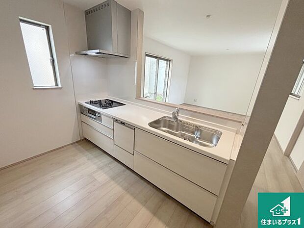 リビングと統一感があり、使い勝手のいいキッチン。広々としているので、二人並んで作業が出来ちゃいます。お子様と一緒に色々なお料理に挑戦できるスペースがあります。