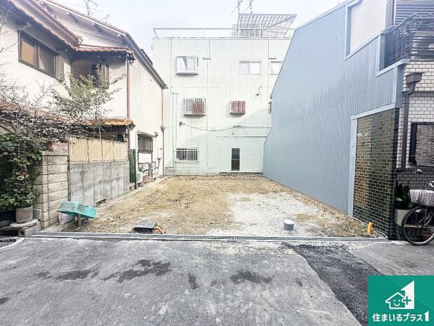 周辺は落ち着いた街並みの住宅地!子育てがしやすい住環境です!まだ未完成ですが、現地でしかわからない事もございます。是非一度ご覧ください。