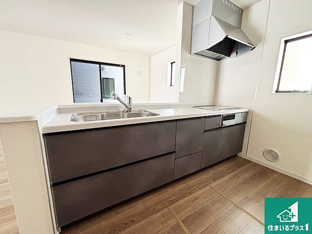 リビングと統一感があり、使い勝手のいいキッチン。広々としているので、二人並んで作業が出来ちゃいます。お子様と一緒に色々なお料理に挑戦できるスペースがあります。