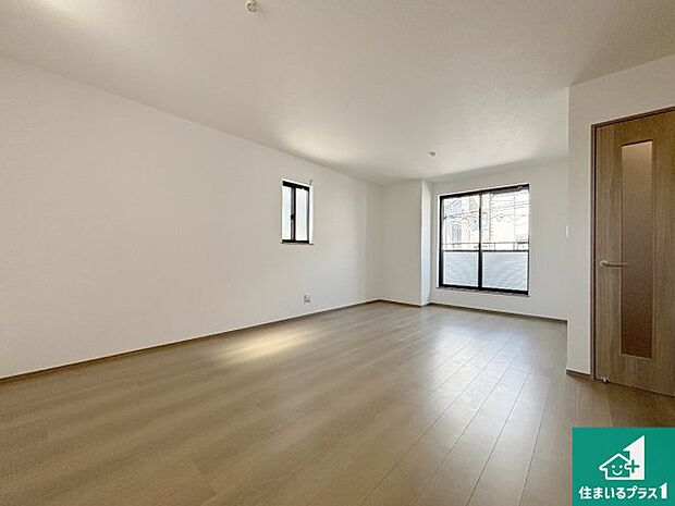 シンプルなリビングは、観葉植物等のインテリアを楽しめますね!パパ好みにも、ママ好みにも家具次第で雰囲気を変えることができます!