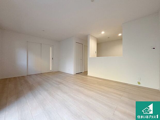 シンプルなリビングは、観葉植物等のインテリアを楽しめますね!パパ好みにも、ママ好みにも家具次第で雰囲気を変えることができます!