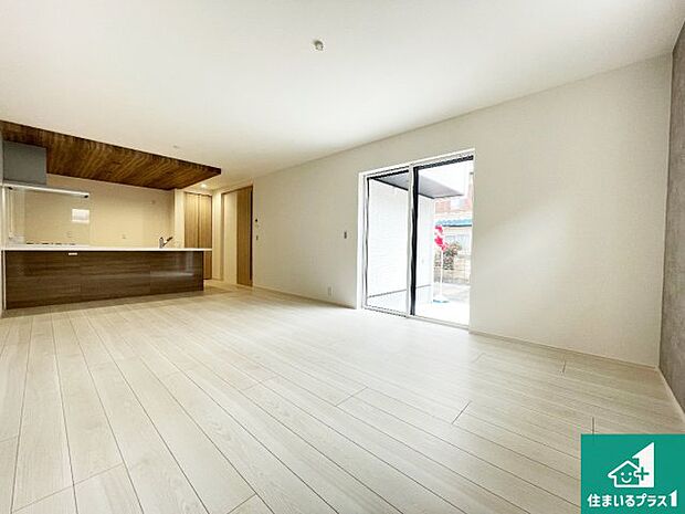 日当たり良好の明るいリビングで朝の目覚めもスッキリできそう!対面キッチンでご家族のコミュニケーションも自然と増える設計!小さなお子様が遊ぶスペースを作っても広々とくつろげるLDK!