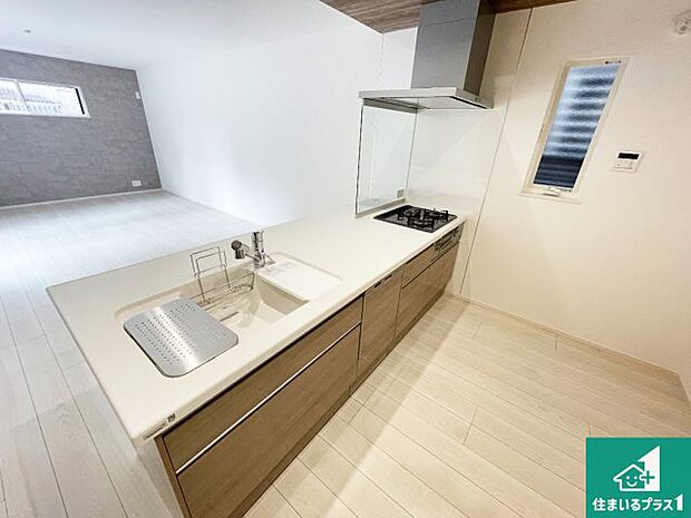 リビングと統一感があり、使い勝手のいいキッチン。広々としているので、二人並んで作業が出来ちゃいます。お子様と一緒に色々なお料理に挑戦できるスペースがあります。