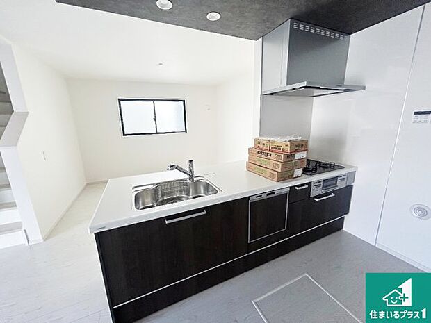 リビングと統一感があり、使い勝手のいいキッチン。広々としているので、二人並んで作業が出来ちゃいます。お子様と一緒に色々なお料理に挑戦できるスペースがあります。