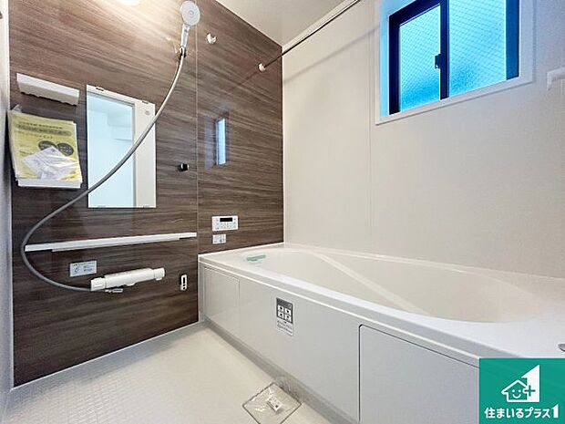 足をゆったり伸ばして寛げる浴槽です。窓が設けられていますので差し込む光が明るく穏やかな雰囲気にしてくれます♪浴室乾燥機も設置しているので、雨の日の洗濯物も安心です♪