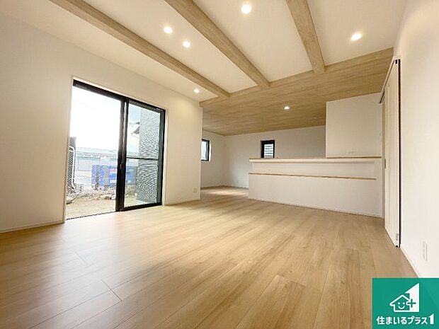 シンプルなリビングは、観葉植物等のインテリアを楽しめますね!パパ好みにも、ママ好みにも家具次第で雰囲気を変えることができます!