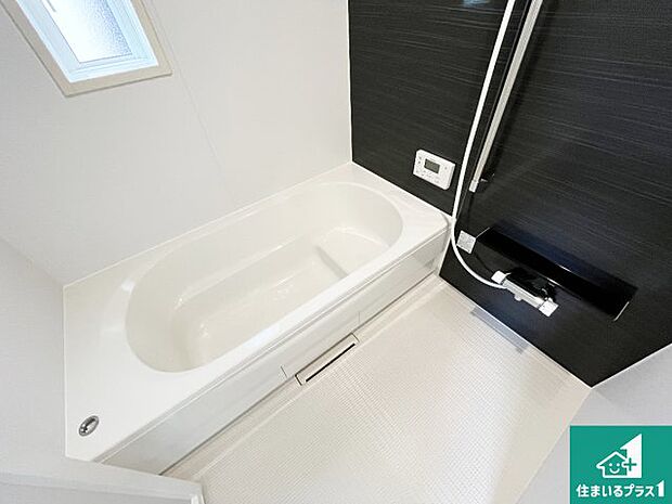 足をゆったり伸ばして寛げる浴槽です。窓が設けられていますので差し込む光が明るく穏やかな雰囲気にしてくれます♪浴室乾燥機も設置しているので、雨の日の洗濯物も安心です♪