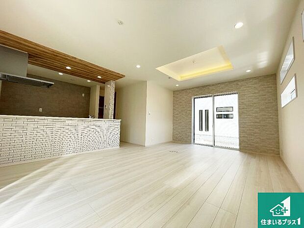 シンプルなリビングは、観葉植物等のインテリアを楽しめますね!パパ好みにも、ママ好みにも家具次第で雰囲気を変えることができます!