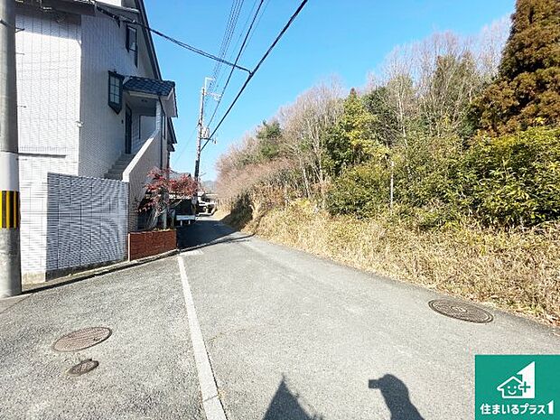 周辺は落ち着いた街並みの住宅地!子育てがしやすい住環境です!まだ未完成ですが、現地でしかわからない事もございます。是非一度ご覧ください。