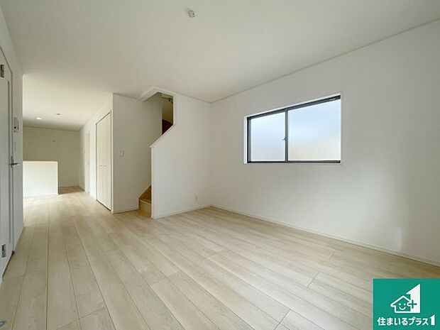 シンプルなリビングは、観葉植物等のインテリアを楽しめますね!パパ好みにも、ママ好みにも家具次第で雰囲気を変えることができます!