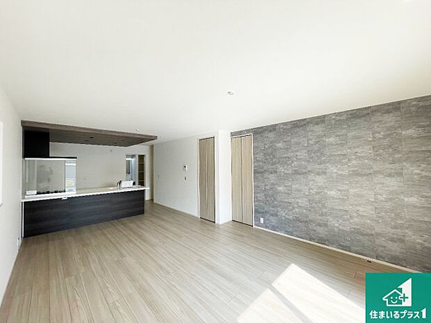 シンプルなリビングは、観葉植物等のインテリアを楽しめますね!パパ好みにも、ママ好みにも家具次第で雰囲気を変えることができます!