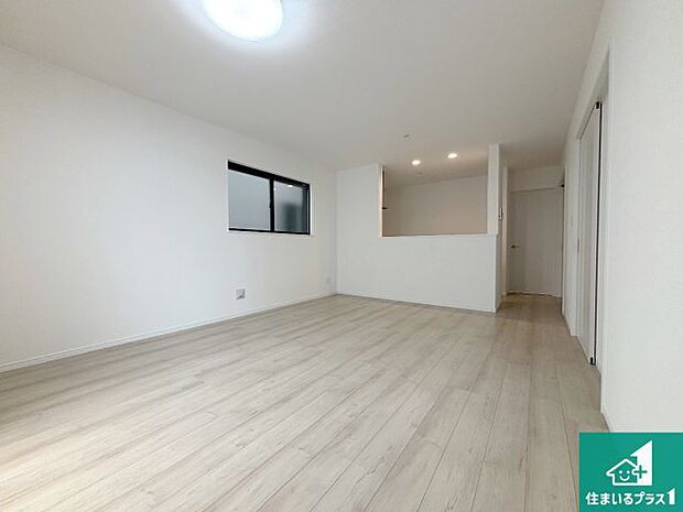 シンプルなリビングは、観葉植物等のインテリアを楽しめますね!パパ好みにも、ママ好みにも家具次第で雰囲気を変えることができます!