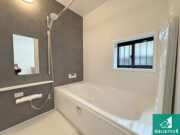 足をゆったり伸ばして寛げる浴槽です。窓が設けられていますので差し込む光が明るく穏やかな雰囲気にしてくれます♪浴室乾燥機も設置しているので、雨の日の洗濯物も安心です♪