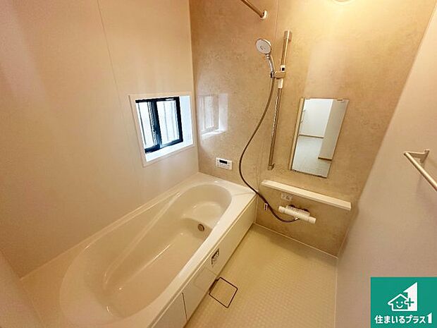 足をゆったり伸ばして寛げる浴槽です。窓が設けられていますので差し込む光が明るく穏やかな雰囲気にしてくれます♪浴室乾燥機も設置しているので、雨の日の洗濯物も安心です♪