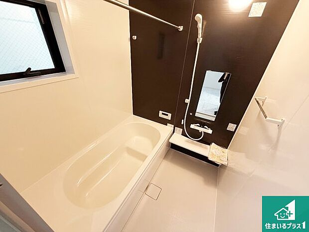 足をゆったり伸ばして寛げる浴槽です。窓が設けられていますので差し込む光が明るく穏やかな雰囲気にしてくれます♪浴室乾燥機も設置しているので、雨の日の洗濯物も安心です♪