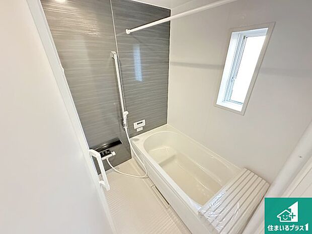 足をゆったり伸ばして寛げる浴槽です。窓が設けられていますので差し込む光が明るく穏やかな雰囲気にしてくれます♪浴室乾燥機も設置しているので、雨の日の洗濯物も安心です♪