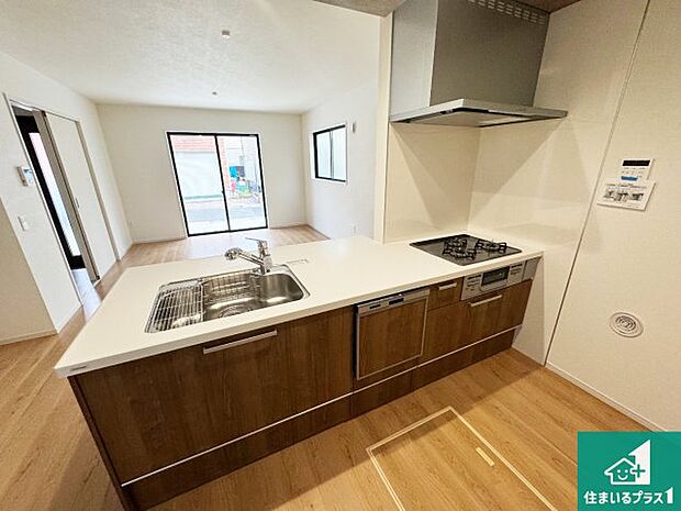 リビングと統一感があり、使い勝手のいいキッチン。広々としているので、二人並んで作業が出来ちゃいます。お子様と一緒に色々なお料理に挑戦できるスペースがあります。