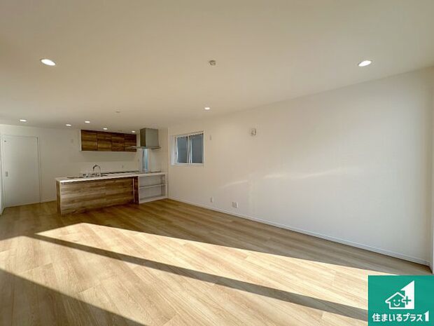 シンプルなリビングは、観葉植物等のインテリアを楽しめますね!パパ好みにも、ママ好みにも家具次第で雰囲気を変えることができます!