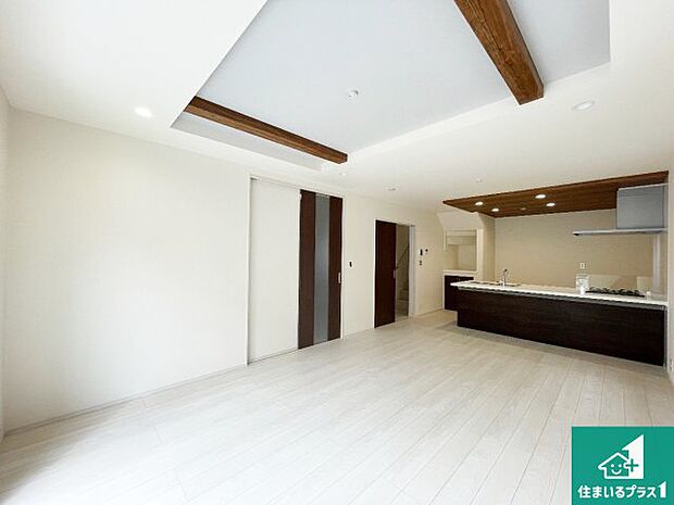 シンプルなリビングは、観葉植物等のインテリアを楽しめますね!パパ好みにも、ママ好みにも家具次第で雰囲気を変えることができます!