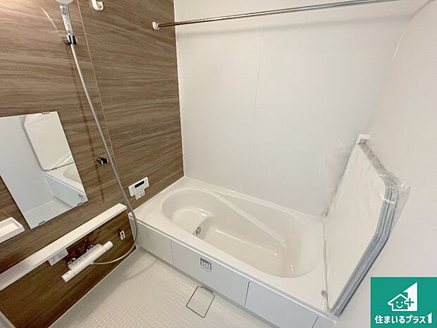 足をゆったり伸ばして寛げる浴槽です。浴室乾燥機も設置しているので、雨の日の洗濯物も安心です♪