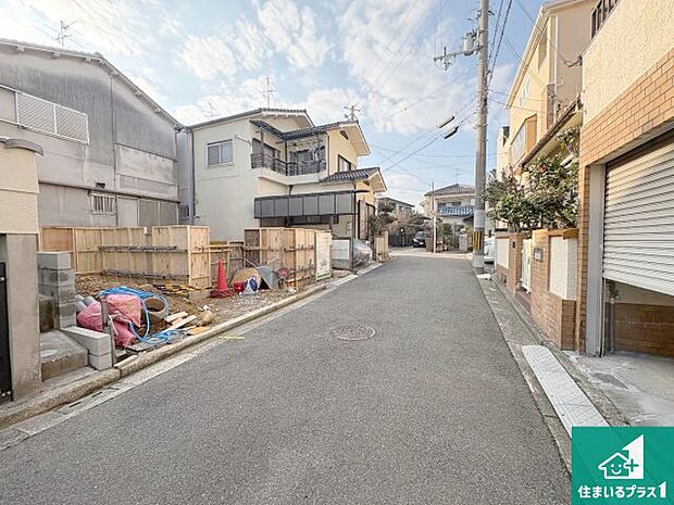 周辺は落ち着いた街並みの住宅地!子育てがしやすい住環境です!まだ未完成ですが、現地でしかわからない事もございます。是非一度ご覧ください。