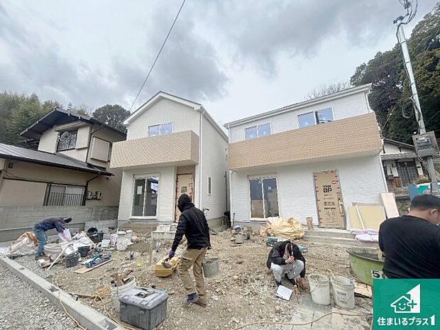 周辺は落ち着いた街並みの住宅地!子育てがしやすい住環境です!まだ未完成ですが、現地でしかわからない事もございます。是非一度ご覧ください。