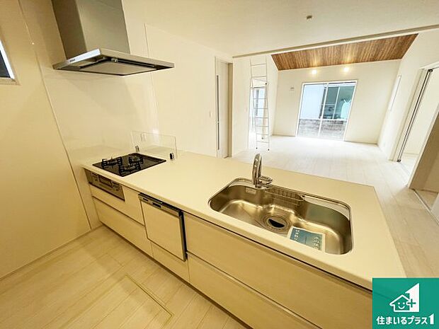 リビングと統一感があり、使い勝手のいいキッチン。広々としているので、二人並んで作業が出来ちゃいます。お子様と一緒に色々なお料理に挑戦できるスペースがあります。