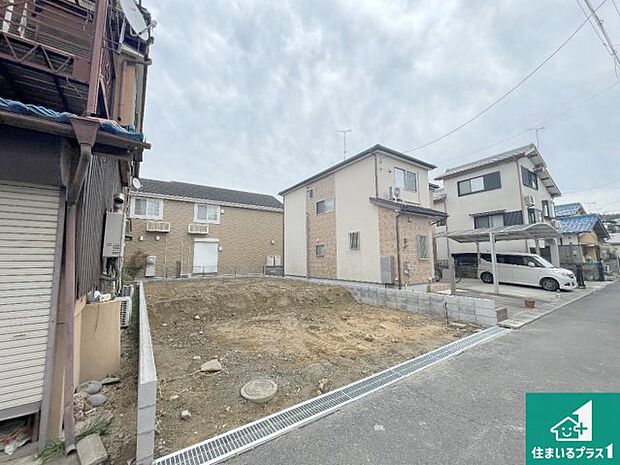 周辺は落ち着いた街並みの住宅地!子育てがしやすい住環境です!まだ未完成ですが、現地でしかわからない事もございます。是非一度ご覧ください。