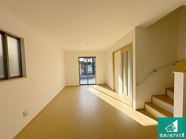 シンプルなリビングは、観葉植物等のインテリアを楽しめますね!パパ好みにも、ママ好みにも家具次第で雰囲気を変えることができます!