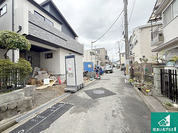 周辺は落ち着いた街並みの住宅地!子育てがしやすい住環境です!まだ未完成ですが、現地でしかわからない事もございます。是非一度ご覧ください。