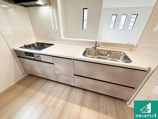 リビングと統一感があり、使い勝手のいいキッチン。広々としているので、二人並んで作業が出来ちゃいます。お子様と一緒に色々なお料理に挑戦できるスペースがあります。