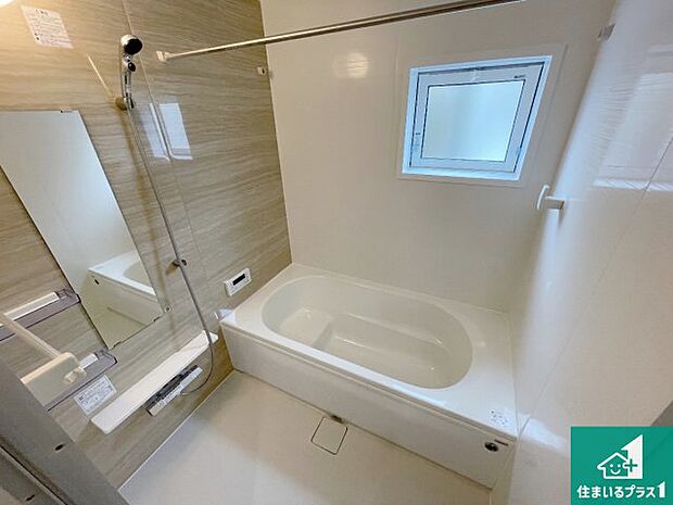 足をゆったり伸ばして寛げる浴槽です。窓が設けられていますので差し込む光が明るく穏やかな雰囲気にしてくれます♪浴室乾燥機も設置しているので、雨の日の洗濯物も安心です♪