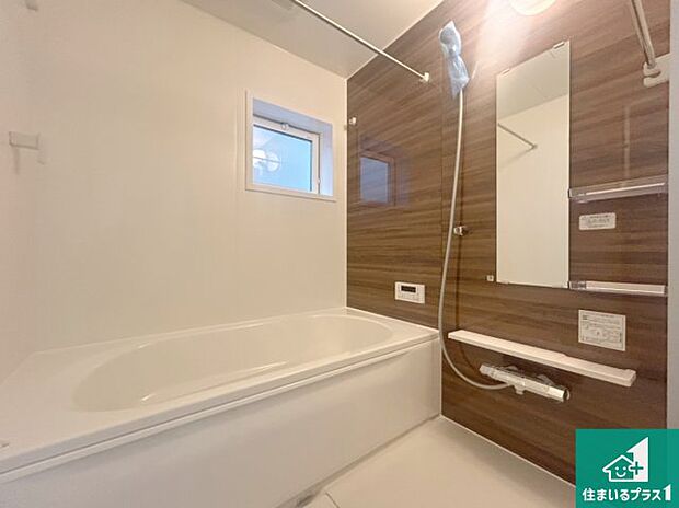 足をゆったり伸ばして寛げる浴槽です。窓が設けられていますので差し込む光が明るく穏やかな雰囲気にしてくれます♪浴室乾燥機も設置しているので、雨の日の洗濯物も安心です♪