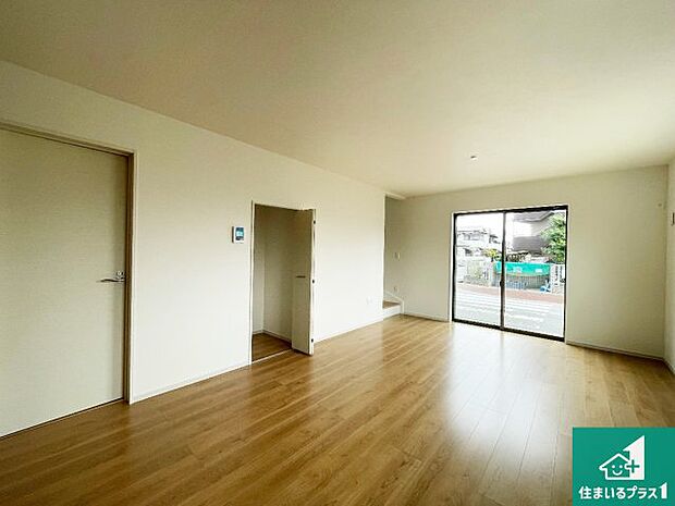 明るいリビングで朝の目覚めもスッキリできそう!対面キッチンでご家族のコミュニケーションも自然と増える設計!小さなお子様が遊ぶスペースを作っても広々とくつろげるLDK!