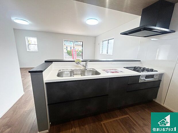 リビングと統一感があり、使い勝手のいいキッチン。広々としているので、二人並んで作業が出来ちゃいます。お子様と一緒に色々なお料理に挑戦できるスペースがあります。