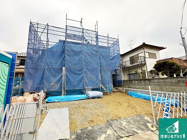 周辺は落ち着いた街並みの住宅地!子育てがしやすい住環境です!まだ未完成ですが、現地でしかわからない事もございます。是非一度ご覧ください。