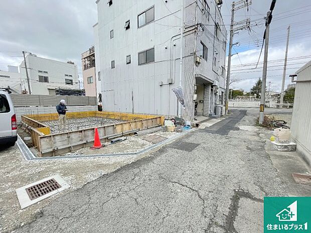 周辺は落ち着いた街並みの住宅地!子育てがしやすい住環境です!まだ未完成ですが、現地でしかわからない事もございます。是非一度ご覧ください。