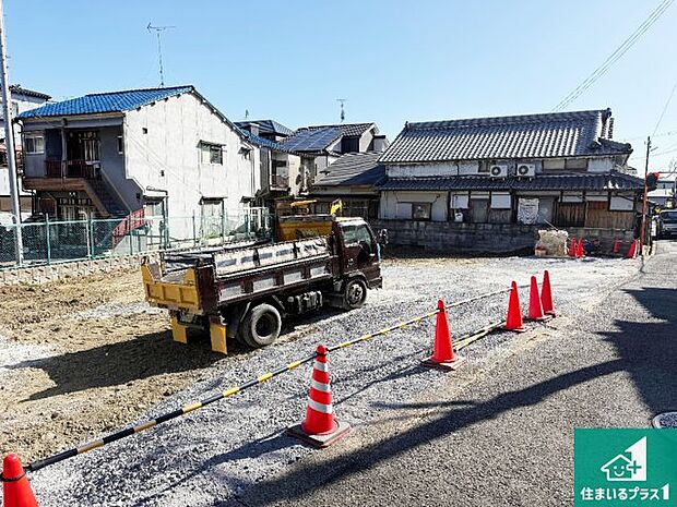 周辺は落ち着いた街並みの住宅地!子育てがしやすい住環境です!まだ未完成ですが、現地でしかわからない事もございます。是非一度ご覧ください。