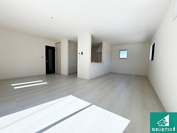 シンプルなリビングは、観葉植物等のインテリアを楽しめますね!パパ好みにも、ママ好みにも家具次第で雰囲気を変えることができます!