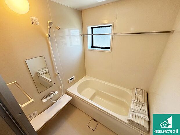 足をゆったり伸ばして寛げる浴槽です。窓が設けられていますので差し込む光が明るく穏やかな雰囲気にしてくれます♪浴室乾燥機も設置しているので、雨の日の洗濯物も安心です♪