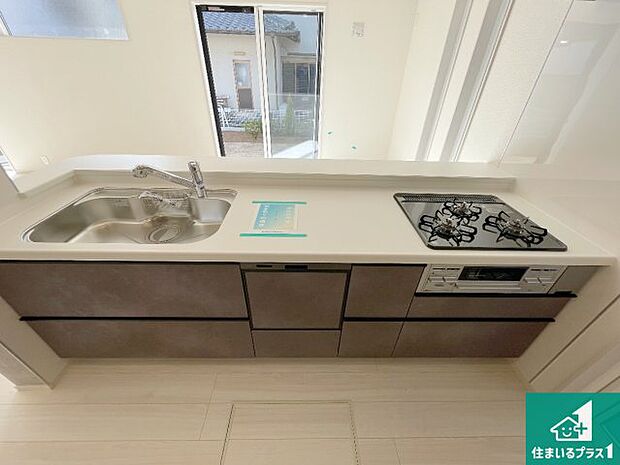 リビングと統一感があり、使い勝手のいいキッチン。広々としているので、二人並んで作業が出来ちゃいます。お子様と一緒に色々なお料理に挑戦できるスペースがあります。