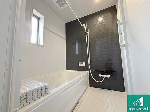 足をゆったり伸ばして寛げる浴槽です。窓が設けられていますので差し込む光が明るく穏やかな雰囲気にしてくれます♪浴室乾燥機も設置しているので、雨の日の洗濯物も安心です♪