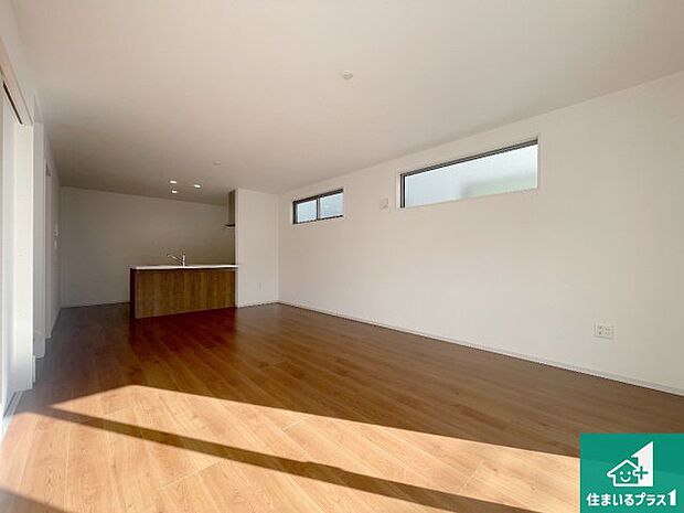 シンプルなリビングは、観葉植物等のインテリアを楽しめますね！パパ好みにも、ママ好みにも家具次第で雰囲気を変えることができます！