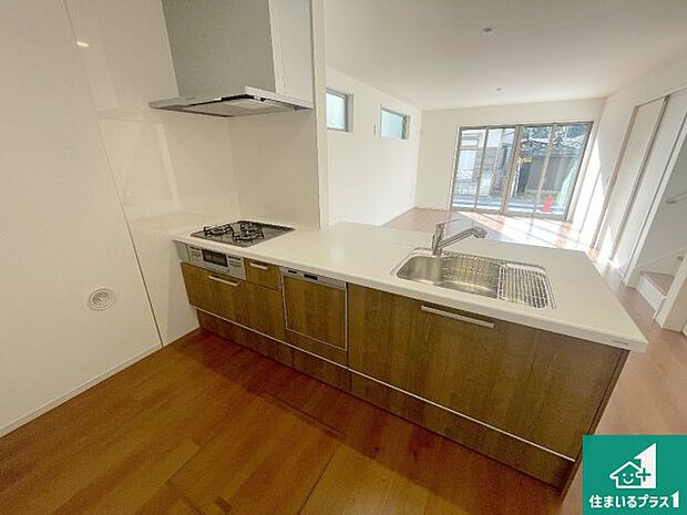 リビングと統一感があり、使い勝手のいいキッチン。広々としているので、二人並んで作業が出来ちゃいます。お子様と一緒に色々なお料理に挑戦できるスペースがあります。