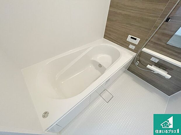 足をゆったり伸ばして寛げる浴槽です。窓が設けられていますので差し込む光が明るく穏やかな雰囲気にしてくれます♪浴室乾燥機も設置しているので、雨の日の洗濯物も安心です♪